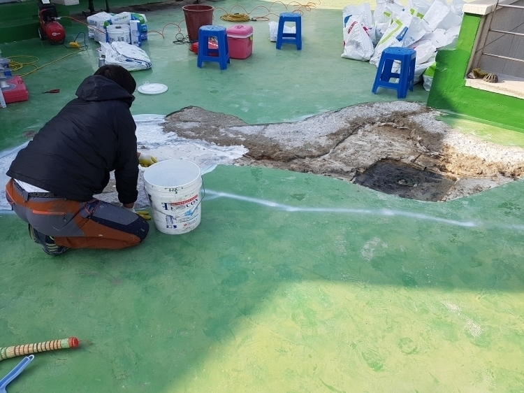 배수구 주변 들뜬부위 철거